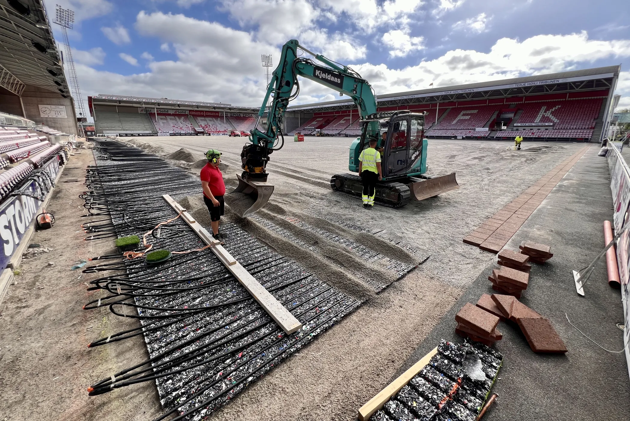 Nytt kunstgress med varme på Fredrikstad stadioen.